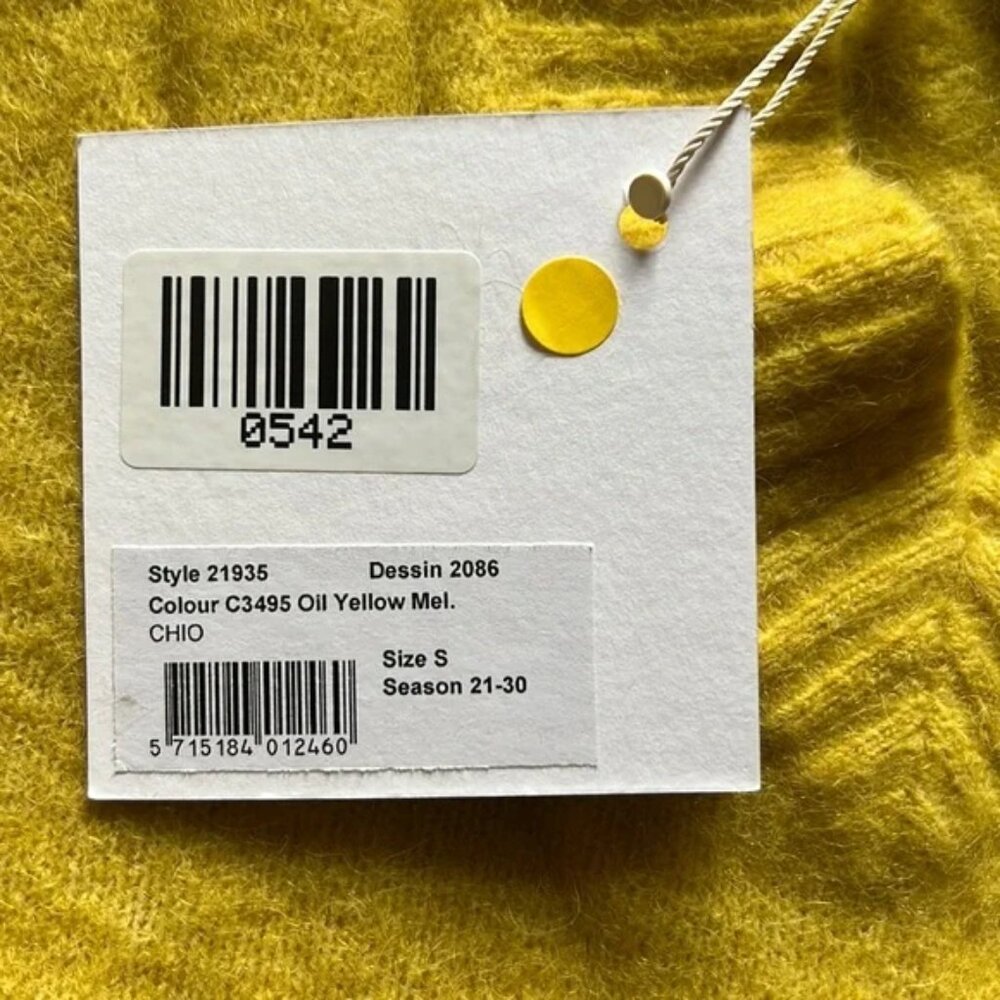 Yellow Sweater - Picture 4 of 4